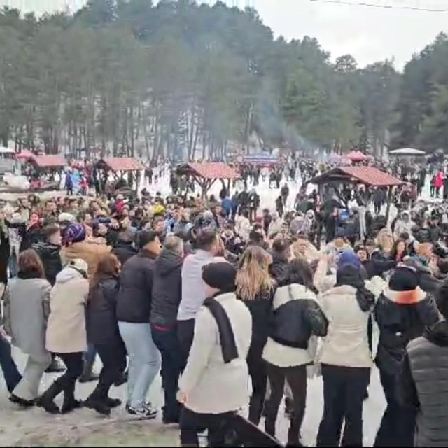 1,5 ton hamsi dağıtıldı, karlar üzerinde horon oynandı