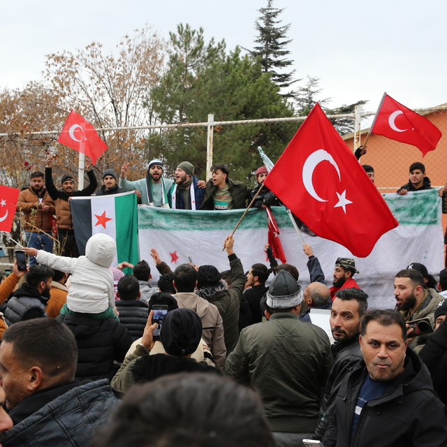 Eskişehir'de Suriyeliler, Baas rejiminin devrilmesini kutladı
