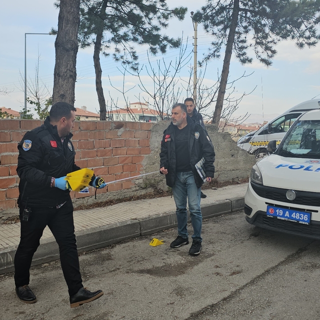 Çorum'da çıkan silahlı kavgada biri yoldan geçen vatandaş 2 kişi yaralandı