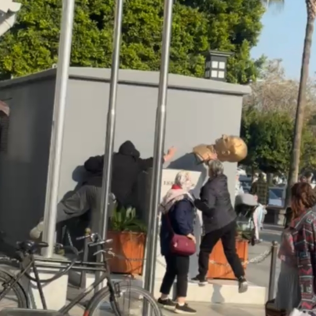 Atatürk büstünü iterek düşürdü