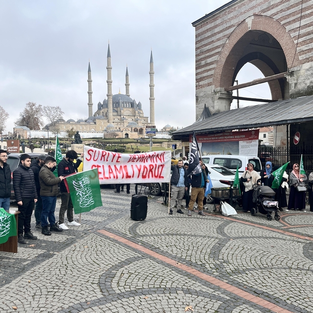 Suriyelilerden baklavalı, lokumlu kutlama