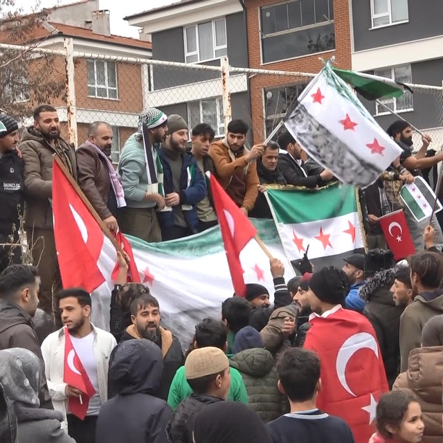 Eskişehir'de Suriyeliler, Esad'ın gidişini kutladı