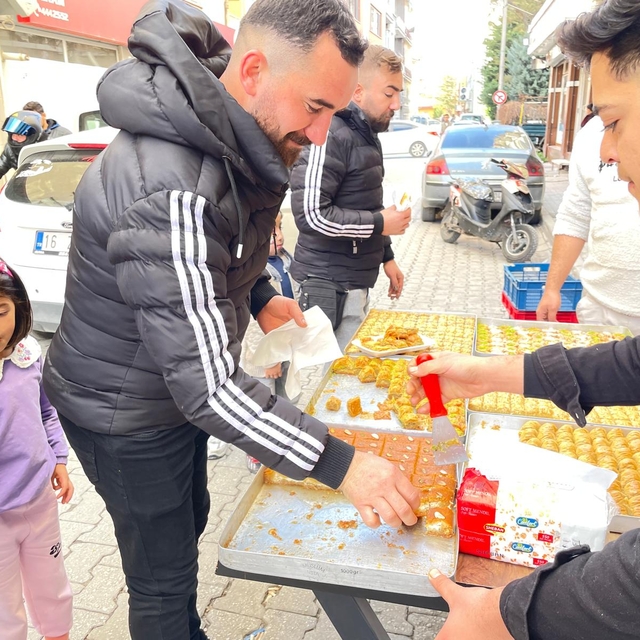 Uşak, Manisa ve Konya'daki Suriyeliler, Baas rejiminin devrilmesini kutladı