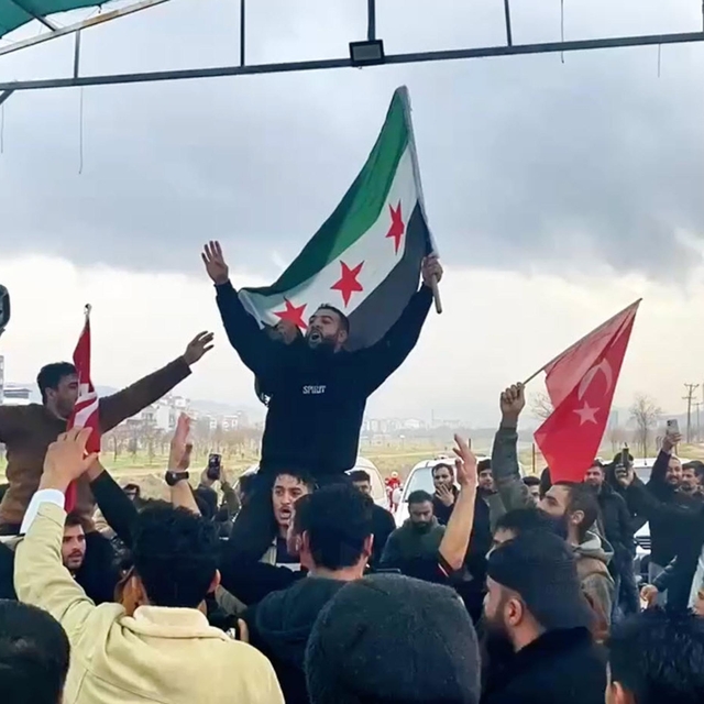 Manisa'da Suriyeliler, Esad rejiminin devrilmesini kutladı