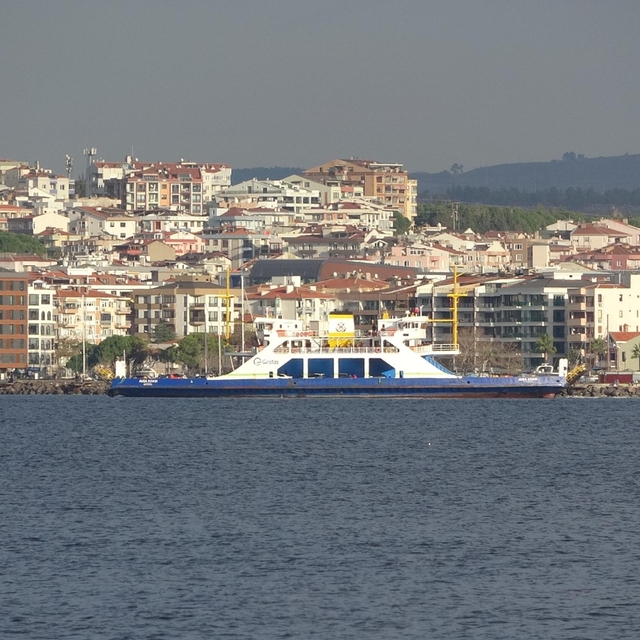 Bozcaada ve Gökçeada feribot seferlerine 'fırtına' engeli