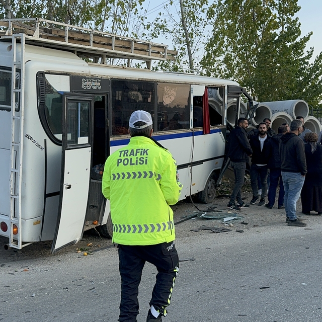 Adana'da otomobil ve midibüsün çarpıştığı kazada 2 kişi yaralandı