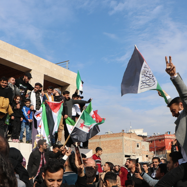 Adana'da kent meydanında Suriyelilerden kutlama