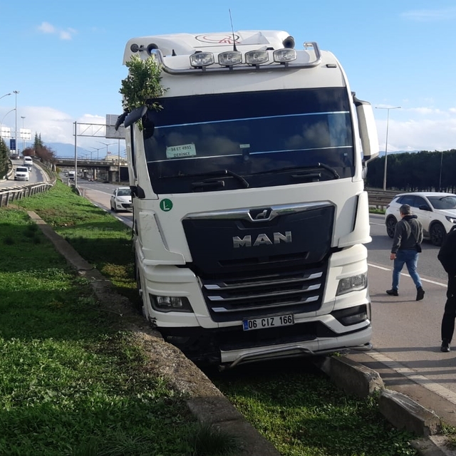 Tanker yol kenarındaki beton bloka çarptı: 1 yaralı