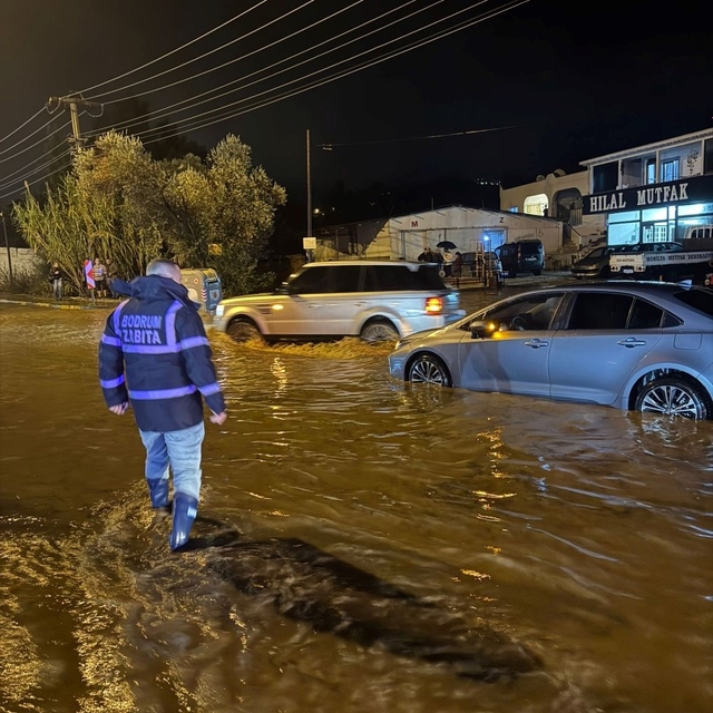 GÜNCELLEME - Bodrum'da kuvvetli sağanak nedeniyle evleri su bastı