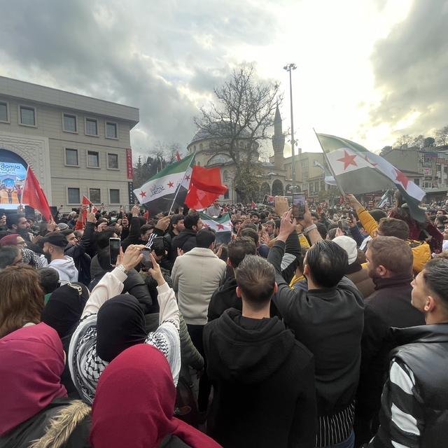 Bursa'da Suriyeliler, Baas rejiminin devrilmesini kutladı