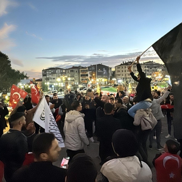 Suriyelilerden baklavalı, lokumlu kutlama (2)