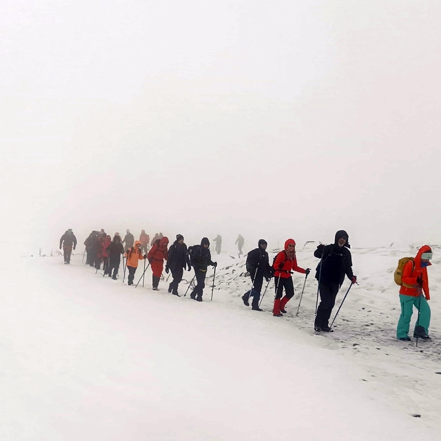 Bolu'da 45 dağcı, 'Dünya Dağlar Günü' öncesi karla kaplı Köroğlu Dağının zi...