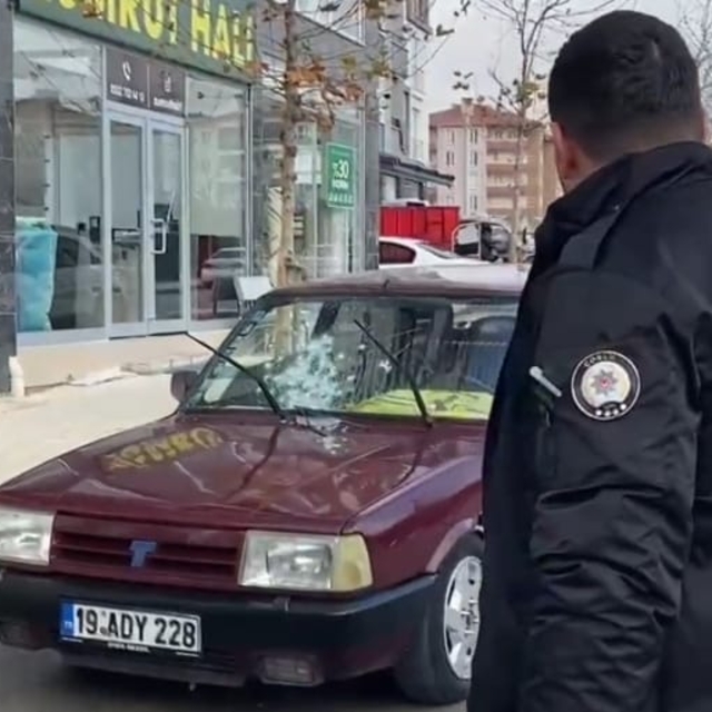 Çorum'da seyir halindeki araca silahlı saldırı anı güvenlik kamerasında