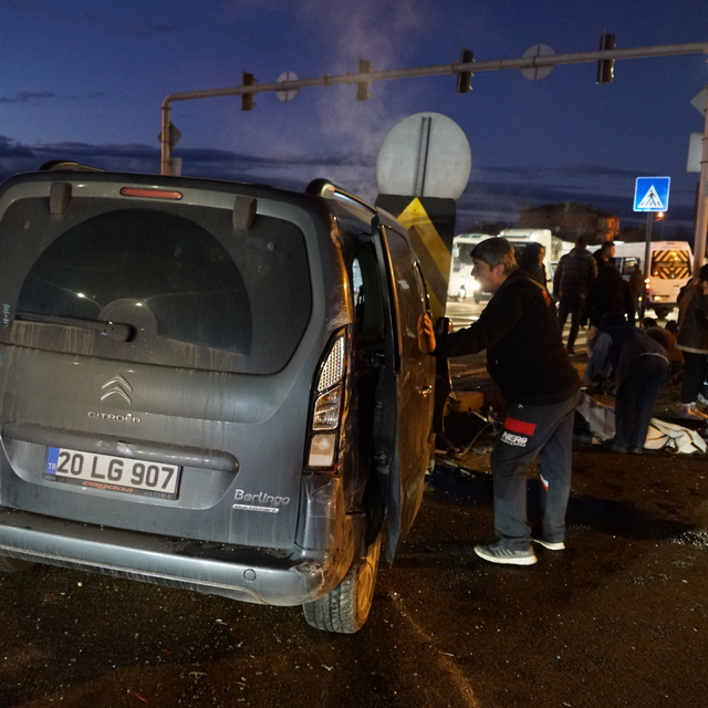 Ankara'da hafif ticari aracın okul servis aracına çarptığı kazada 9 kişi ya...
