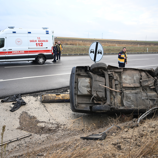 Edirne'de devrilen otomobildeki 3 kişi yaralandı