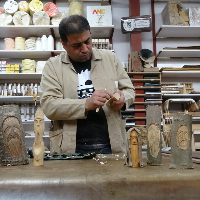 Kıl testere ve iskarpela kullanarak ürettiği ahşap ürünleri 75 ülkeye ihraç...