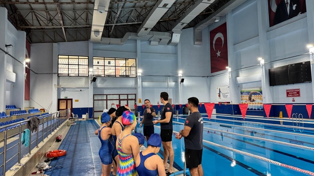Sahil Güvenlik'ten çocuk evlerinde kalanlara yüzme eğitimi
