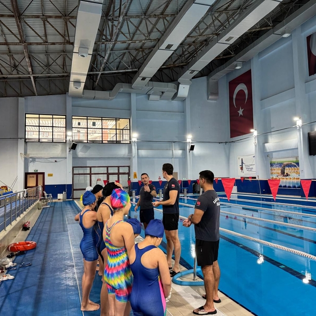 Sahil Güvenlik'ten çocuk evlerinde kalanlara yüzme eğitimi