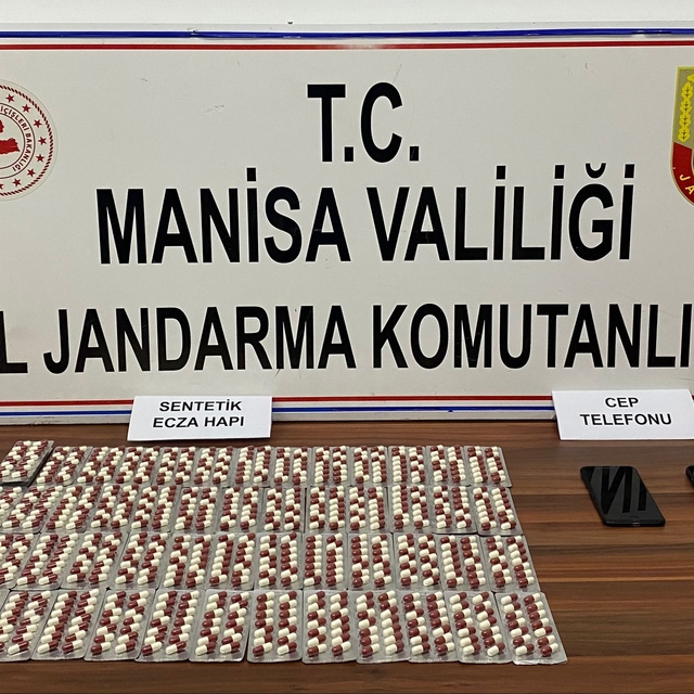 Manisa'da otomobilde uyuşturucuyla yakalanan 2 şüpheli tutuklandı