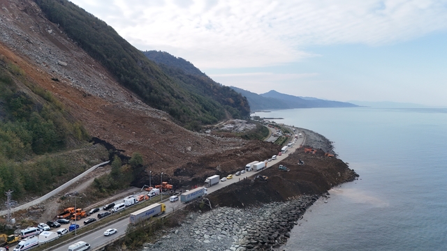 Karadeniz Sahil Yolu'nda heyelanın izleri siliniyor; 1 araç aranıyor (2)
