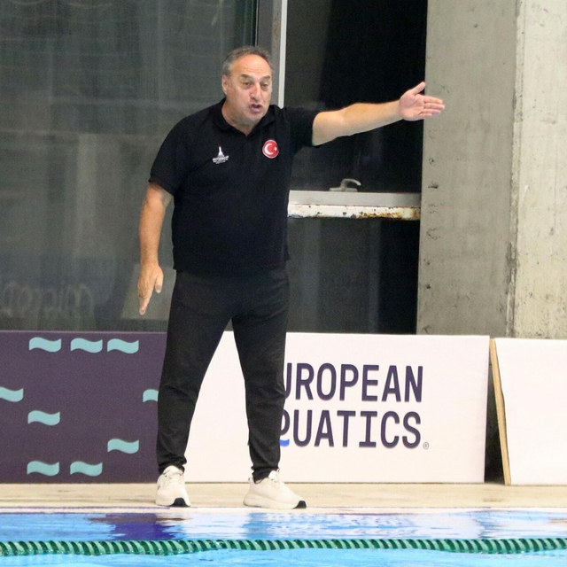 İzmir Büyükşehir Belediyespor havuzda gururlu