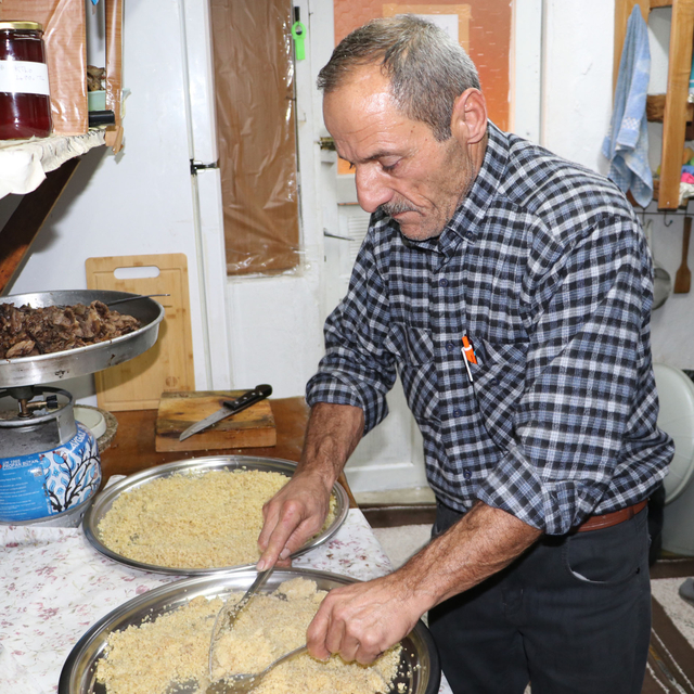 Yemeden önce fotoğrafı çekilen lezzet "asma kaz tiridi"nde sezon devam ediy...