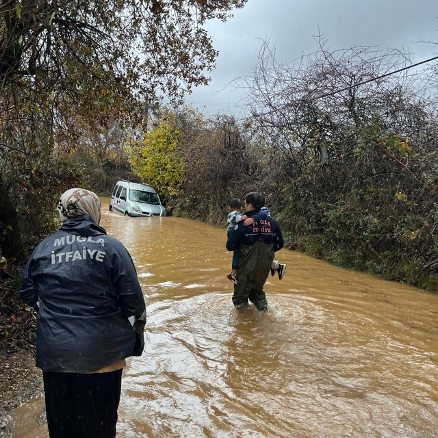 Muğla'da sağanak nedeniyle araçta mahsur kalan 4 kişi kurtarıldı