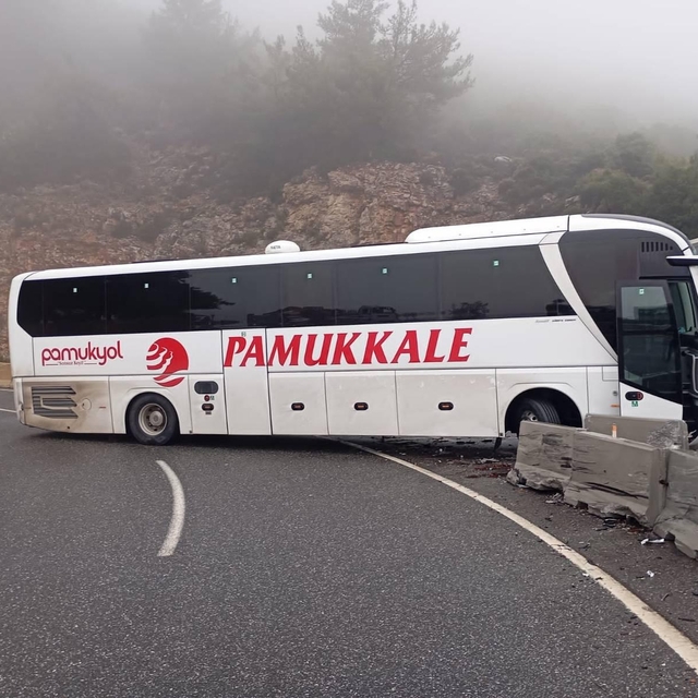 Muğla'da yolcu otobüsünün bariyerlere çarpması sonucu 5 kişi yaralandı