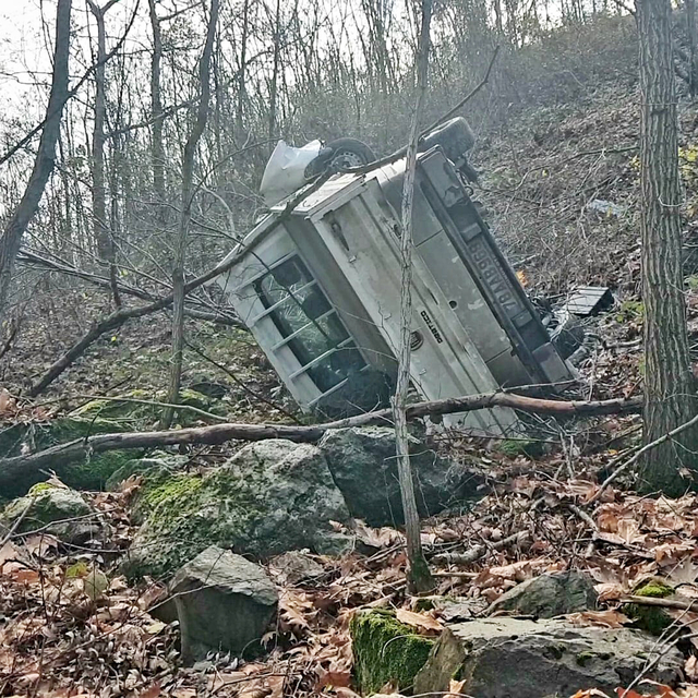 Karabük'te şarampole devrilen kamyonetin çaya düşmesini ağaçlar engelledi