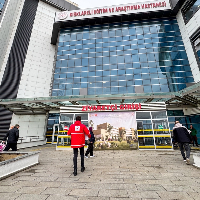 Kırklareli'nde "Türk Kızılay Butik Mağazası"ndan yardımlar sürüyor