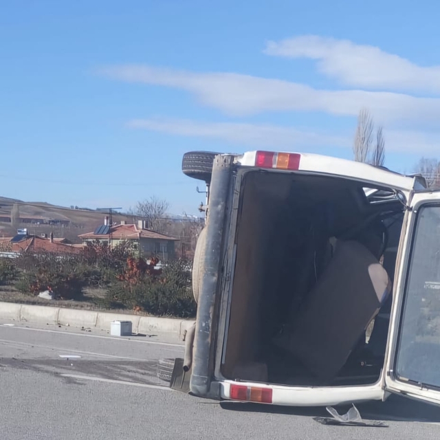 Çorum'da otomobille hafif ticari aracın çarpıştığı kazada 1 kişi öldü, 3 ki...