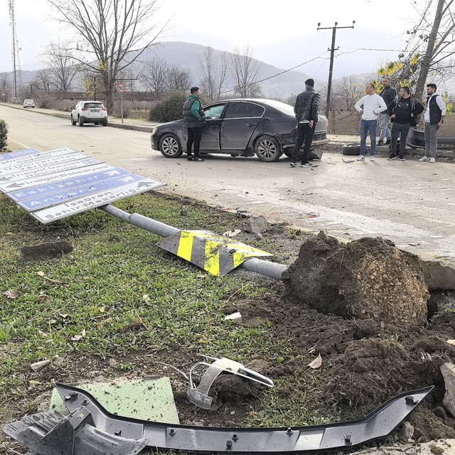 Hafif ticari araçla otomobil çarpıştı; 1'i çocuk 2 kişi yaralandı