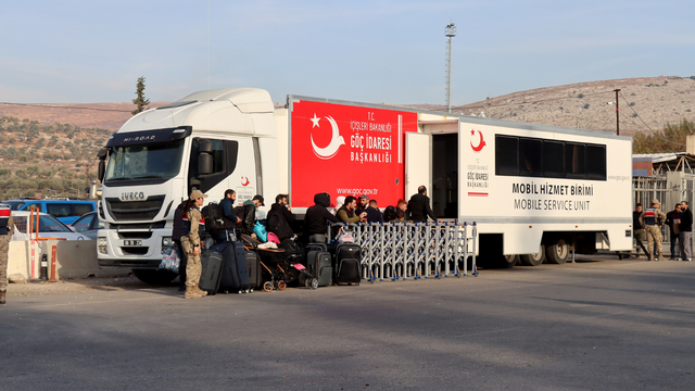 Ülkelerine dönen Suriyeliler için Hatay sınırında mobil hizmet aracı konuşlandırıldı
