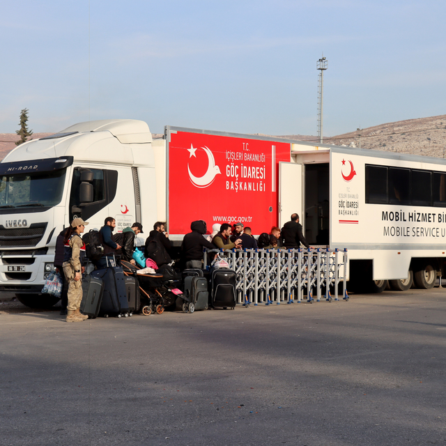 Ülkelerine dönen Suriyeliler için Hatay sınırında mobil hizmet aracı konuşl...