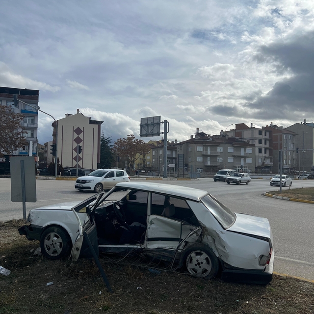 Afyonkarahisar'da 2 otomobilin çarpıştığı kazada 3 kişi yaralandı