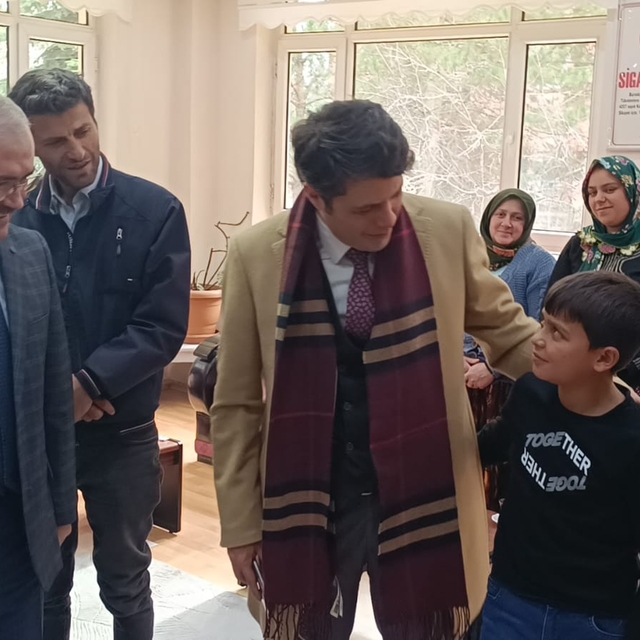 Sandıklı Kaymakamı Çengel, evi yanan aileyi ziyaret etti