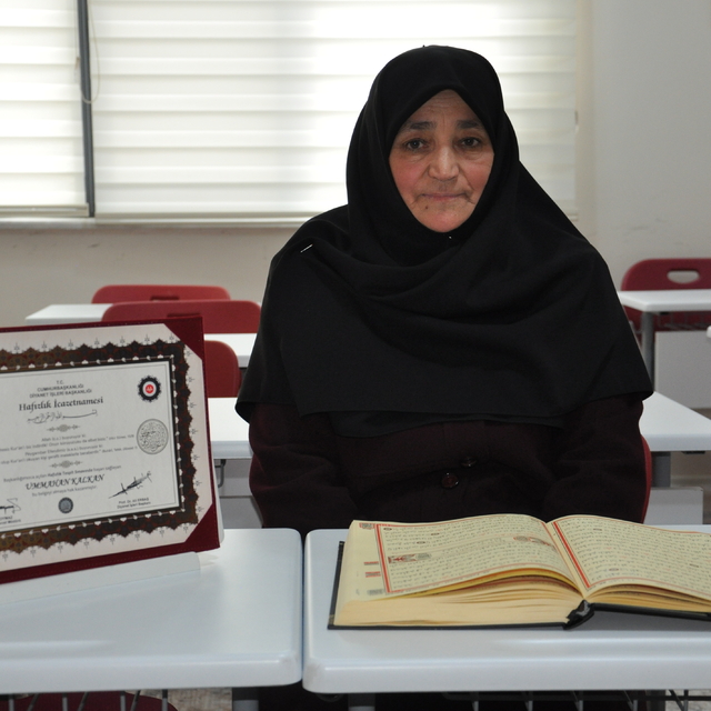 Kütahya'da 63 yaşındaki kadın hafızlık icazet belgesini aldı