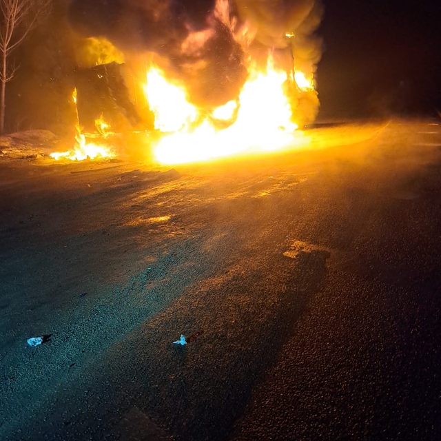 Çankırı'da kumaş yüklü tırın dorsesi yandı