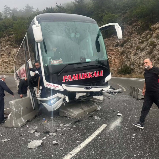 Muğla'da yolcu otobüsü beton bariyere çarptı: 5 yaralı