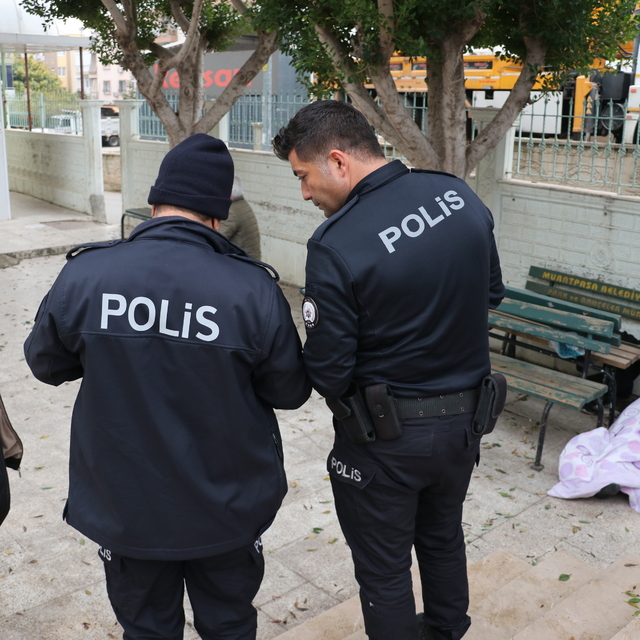 Sokakta yaşıyordu, cami avlusunda ölü bulundu