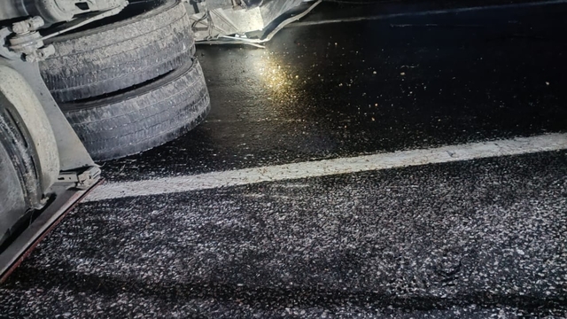 Niğde'de devrilen mazot yüklü tankerin sürücüsü yaralandı