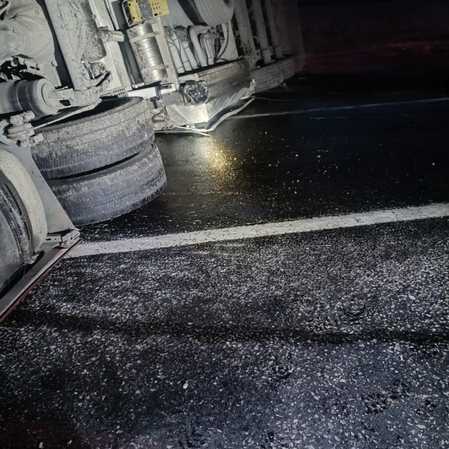 Niğde'de devrilen mazot yüklü tankerin sürücüsü yaralandı