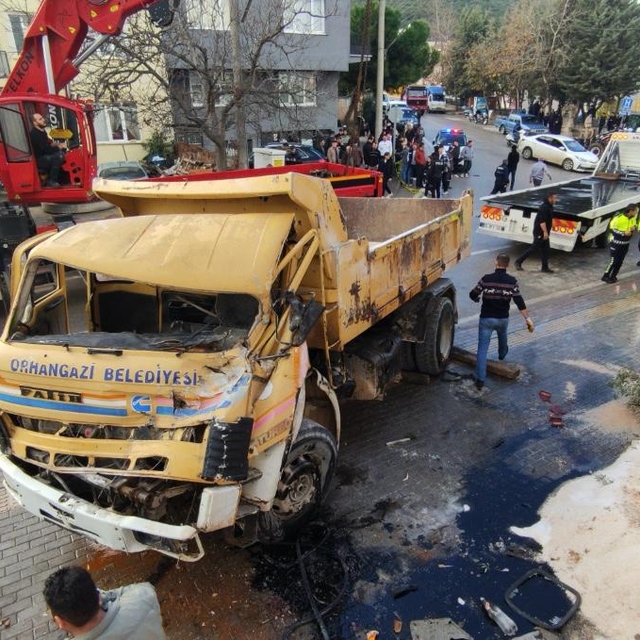 Bursa'da freni boşalan hafriyat kamyonu önce 2 araca, sonra da evin duvarın...