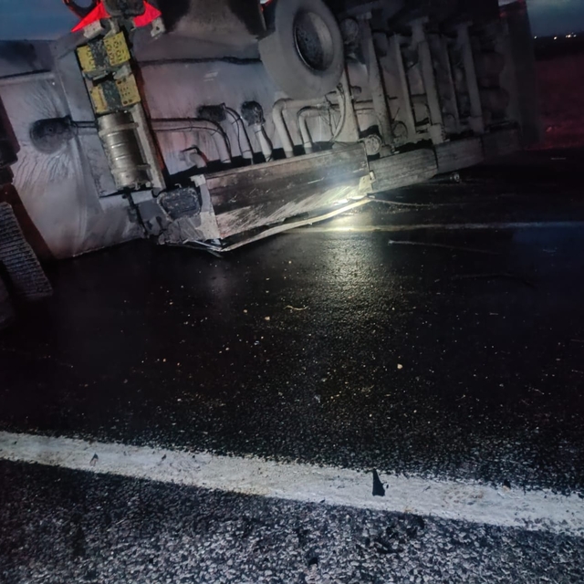 Akaryakıt tankerinin devrildiği Niğde- Kayseri yolu ulaşıma kapandı