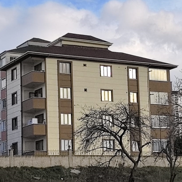 Bursa'da 4 katlı binanın 2. katındaki balkondan düşen genç ağır yaralandı