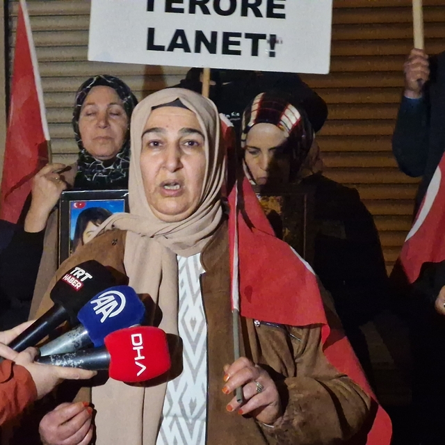 HDP önünde evlat nöbeti tutan aileler, gece nöbetine başladı