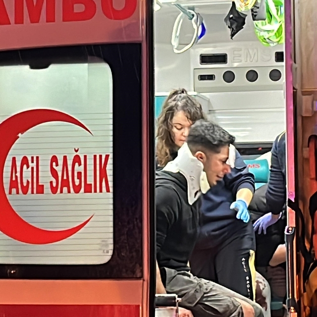 Otomobil bariyere çarptı: 5 yaralı