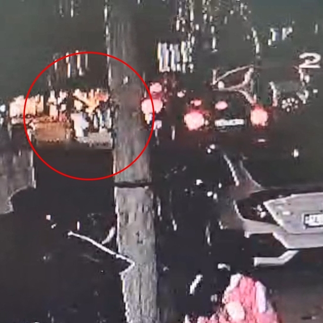 Bursa'da silahlı, bıçaklı küfür kavgası kamerada: 1 yaralı