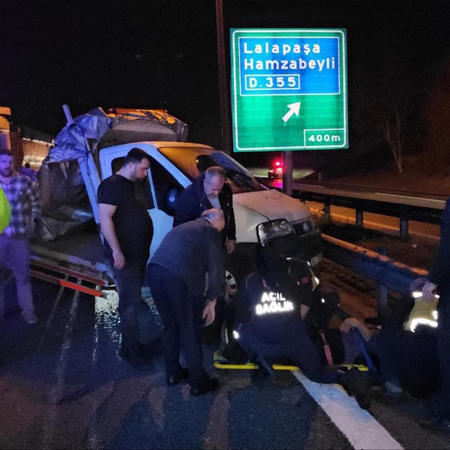 Edirne'de hafriyat kamyonu ile kamyonet çarpıştı: 2 yaralı