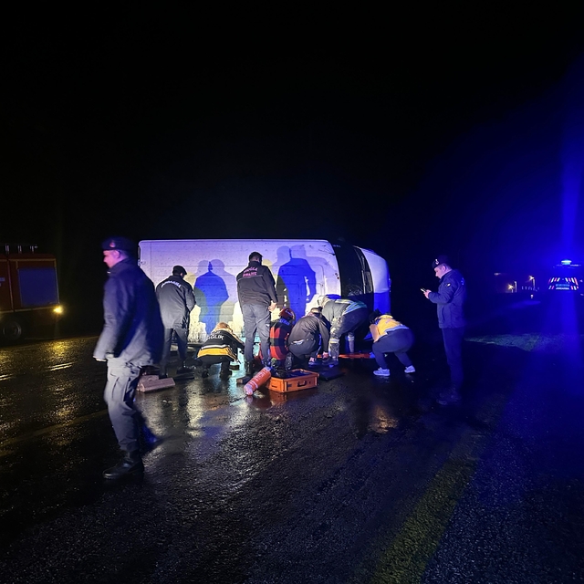 Fethiye'de devrilen minibüsün sürücüsü öldü